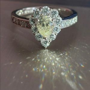 Light yellow center diamond and white diamonds surrounding it.